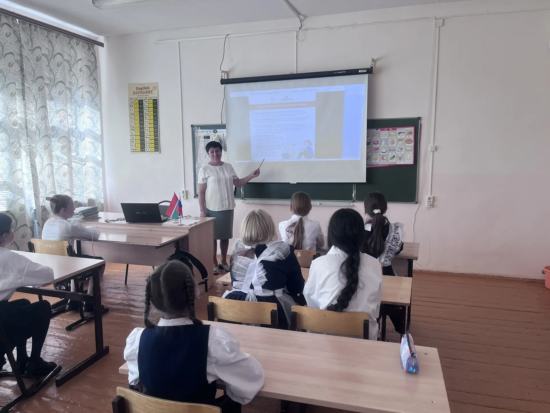 В  МБОУ «Старо-Иштерякская ООШ» состоялись классные часы, приуроченный ко Дню солидарно...