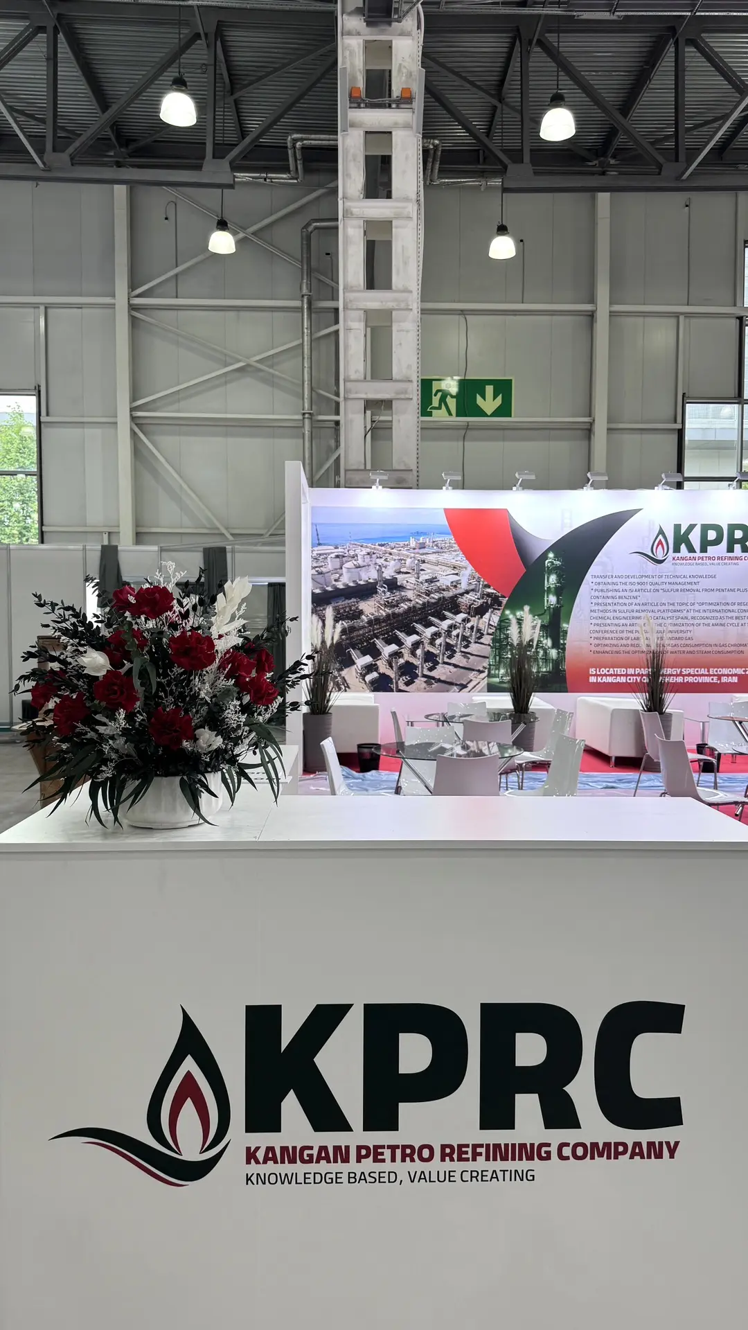 Композиция собрана в корпоративных цветах иранской нефтеперерабатывающей компании. Посмотреть все ре