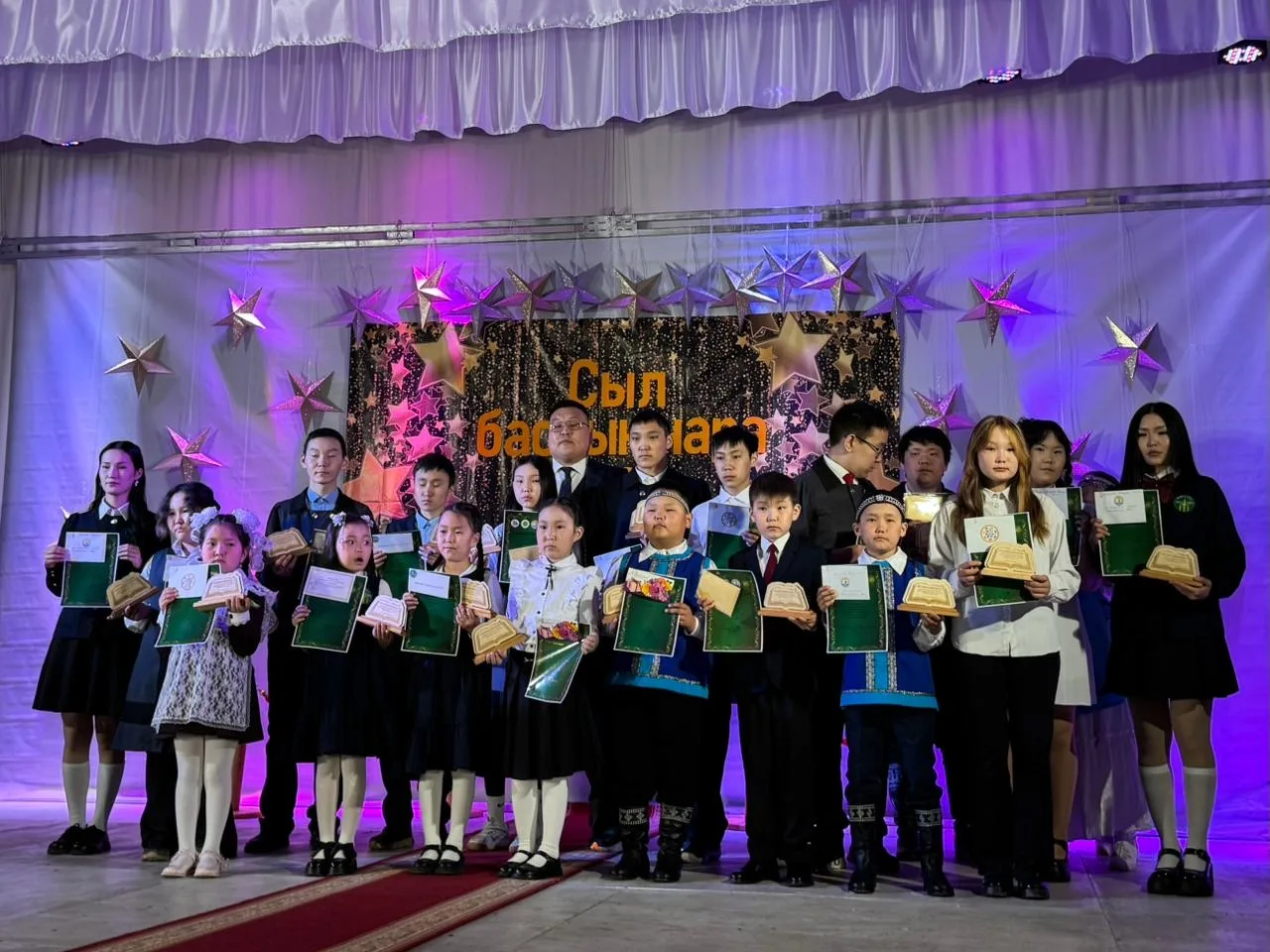Ыам ыйын 16 күнүгэр быйылгы үөрэх дьылын түмүктүүр, бастыҥ үөрэнээччилэри, активистары, спортсменнар