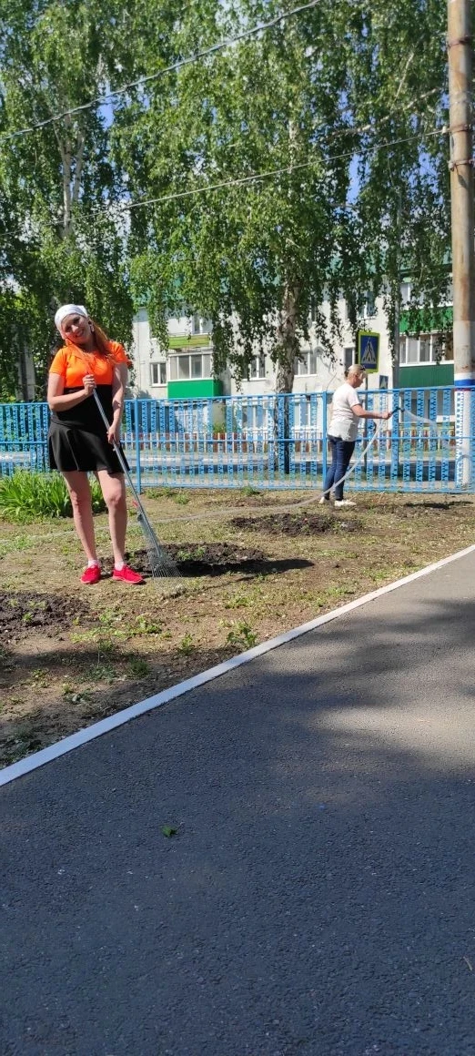 🧹 Сегодня на территории ЦДТ прошёл очередной субботник. 🧤 🪻