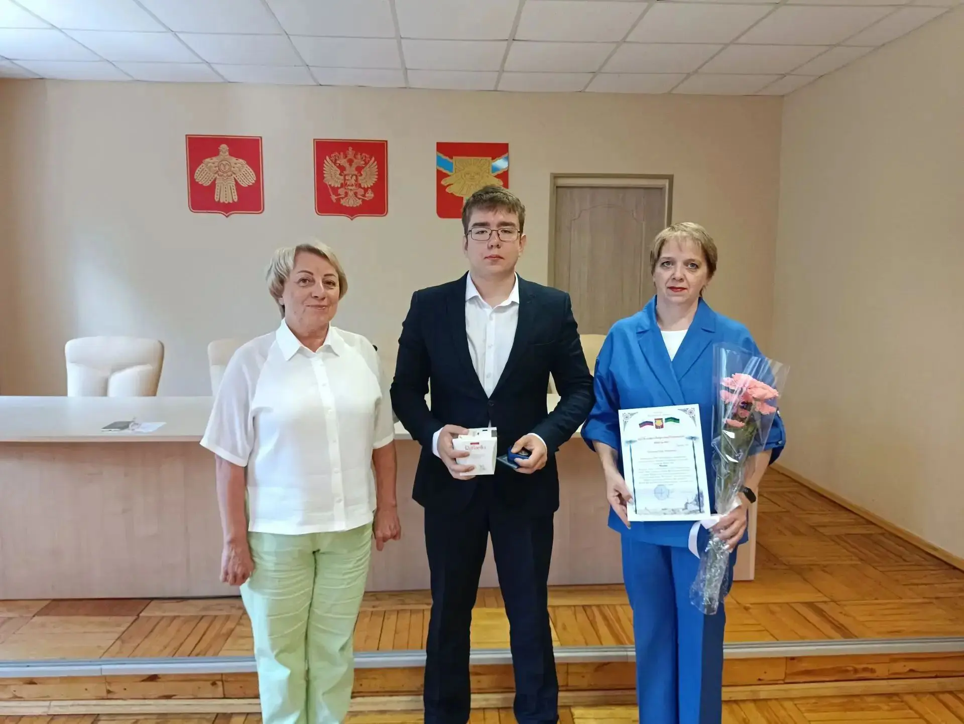 В полку медалистов прибыло!

Вчера в зале администрации района в торжественной обстановке была вруче