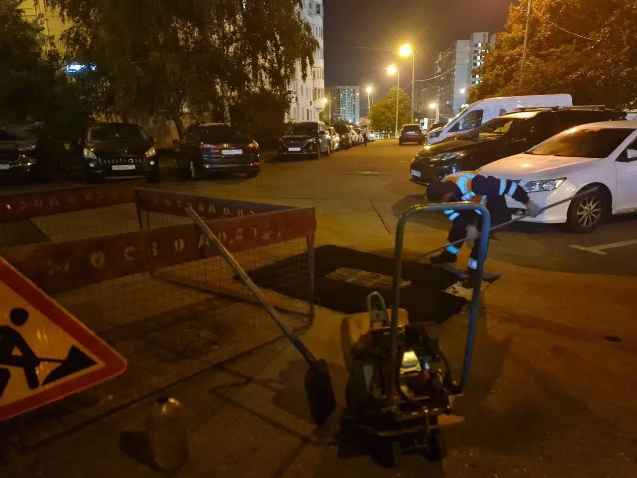 У метро «Улица Скобелевская» наконец залатали яму