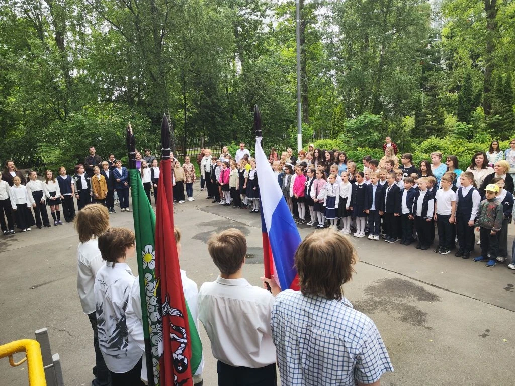 Неделя до каникул   🌟 Утро понедельника началось особенно торжественно! Ещё немного — и уже в следую