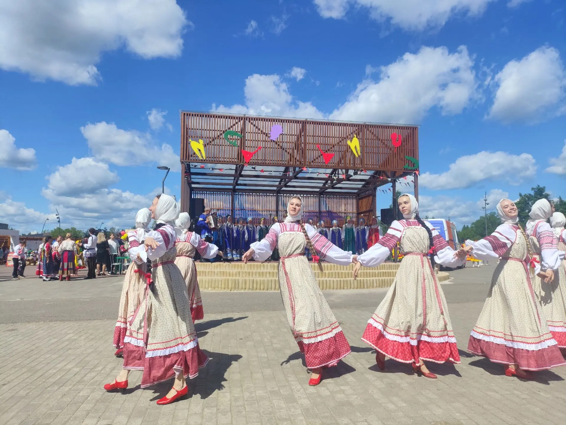 День города: выступления ансамблей «Продвижение» и «Эдельвейс»

В минувшие выходные, 20 июня, в горо