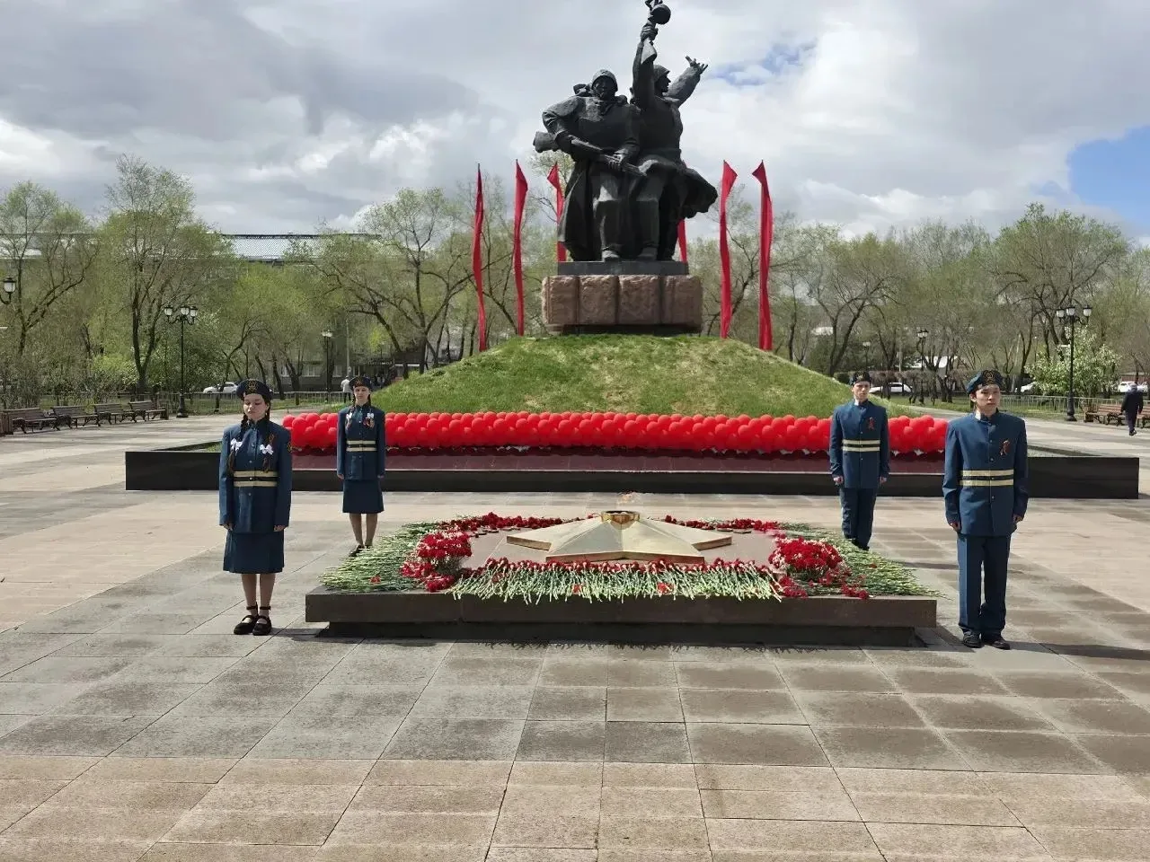 Вчера ученики  нашей школы заступили на почётную вахту в Посту № 1.  Быть среди лучших, стоять у свя