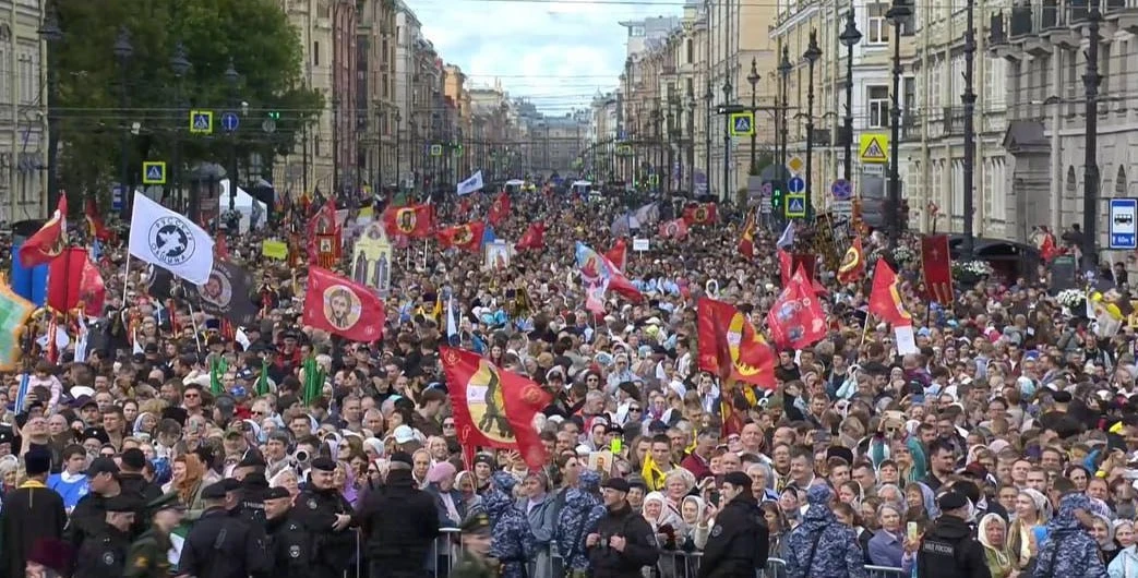 Крестный ход с тысячи участников прошел в Петербурге