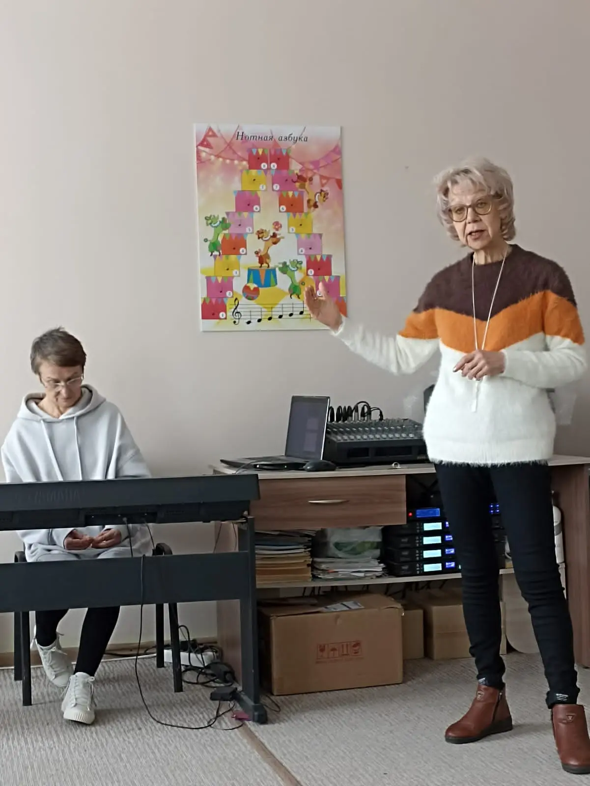❄️На февральской встрече клуба для женщин «Штучки без цензуры» звучали стихи и песни.