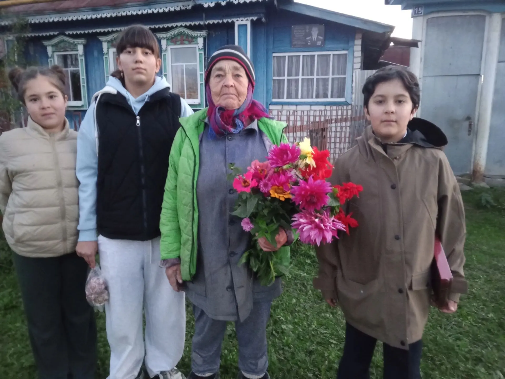 В День добра и уважения старшему поколению подарили цветы. 💐