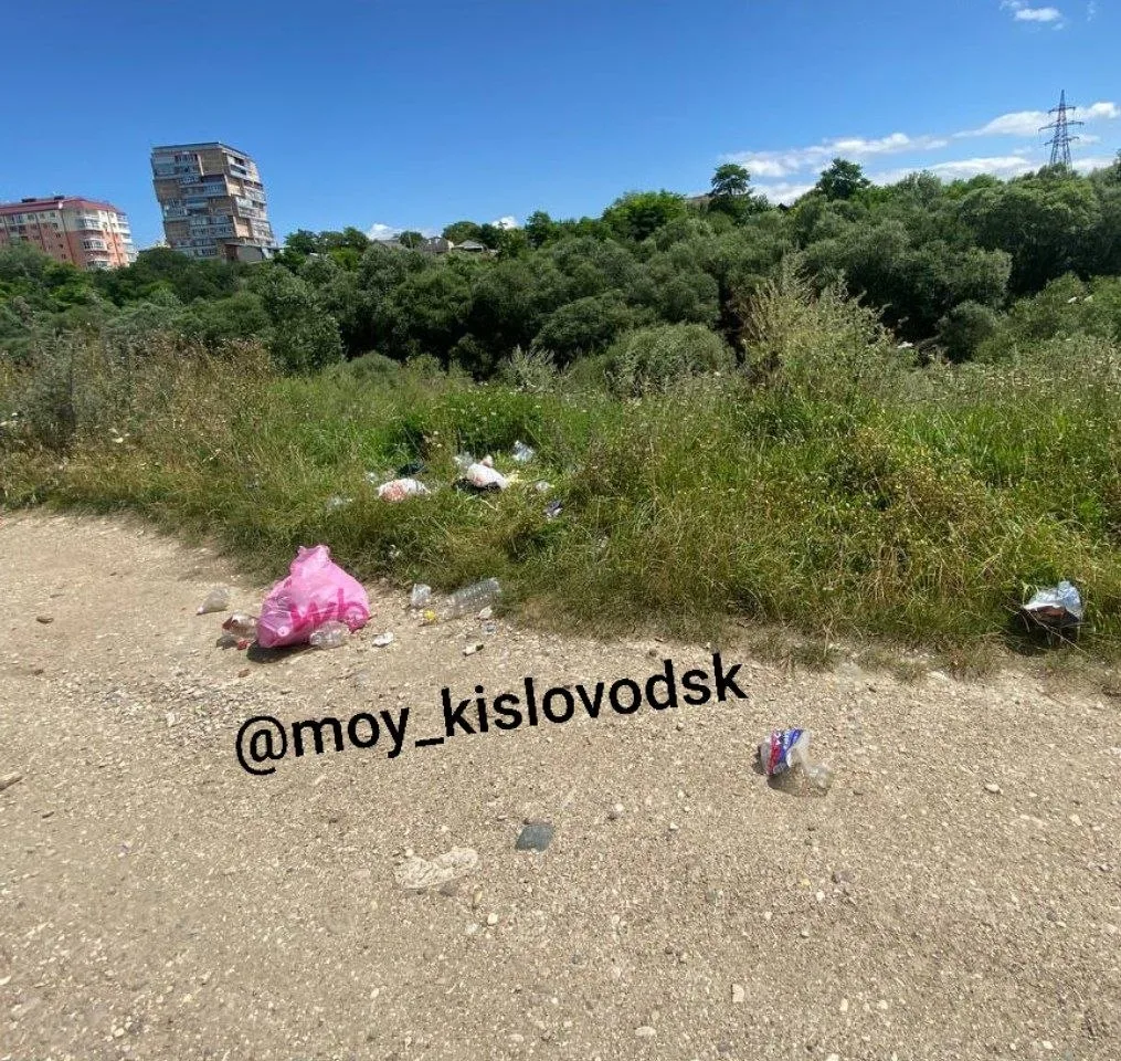 «Что за свиньи отдыхают на Новом Озере? Помимо пластика, там очень много битого стекла🙏🏻» - от под