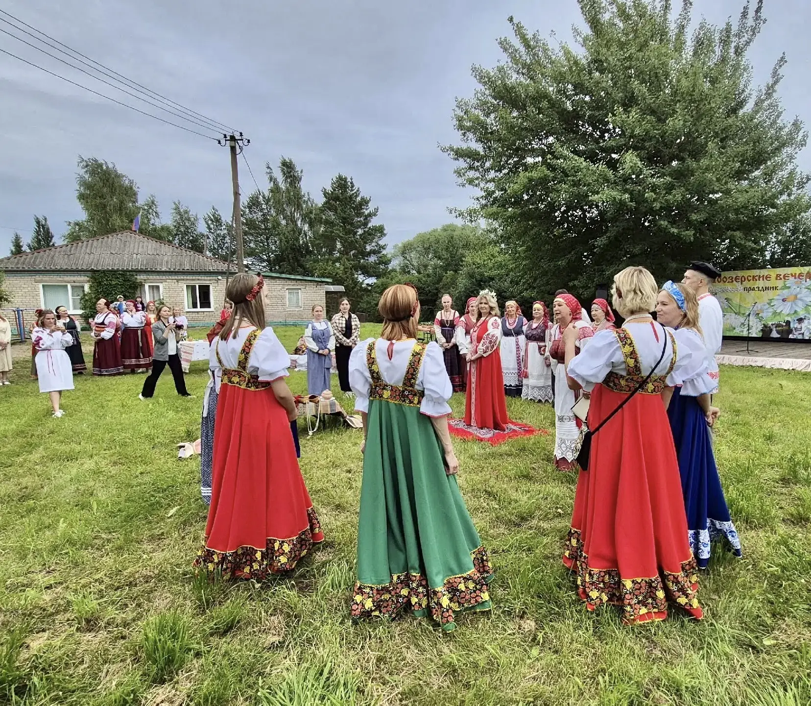 🎉«Поозерские вечерки» в деревне Ракомо: праздник любви, традиций и настоящего единства!