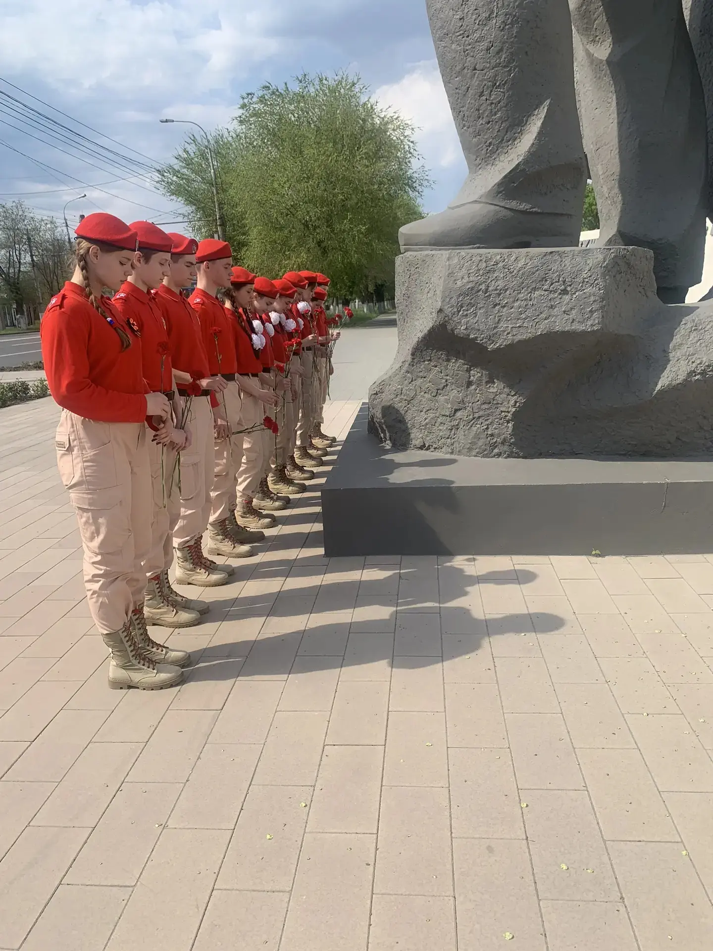 Юнармейцы отряда «Ворошиловский стрелок» приняли участие в районной акции «Цветы на граните» В рамка