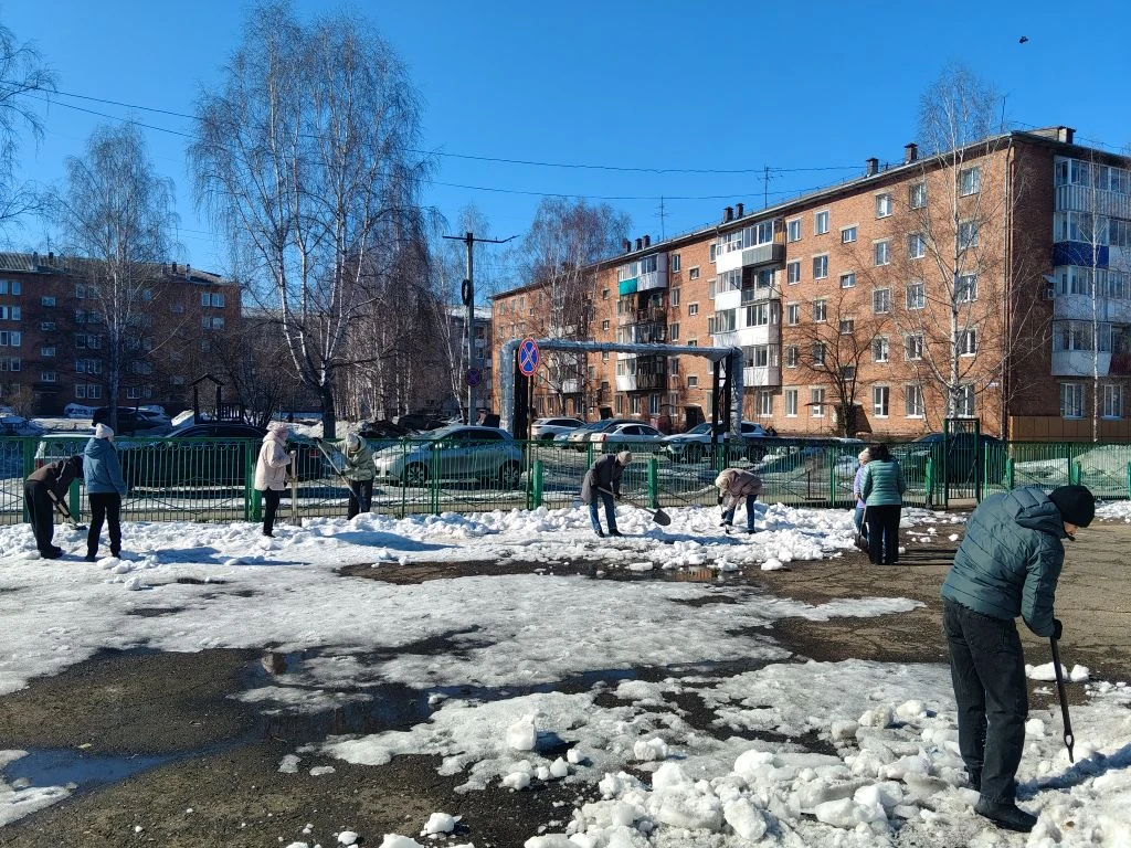 Учителя и работники школы ежедневно выходят на борьбу со снегом, в этом году его очень много! Пригла
