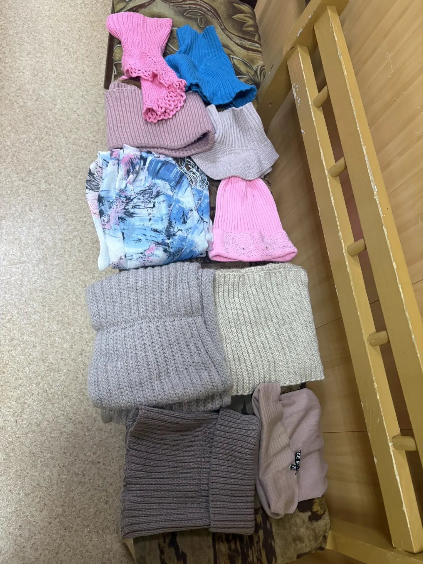 Доброе утро! Уважаемые родители, в здании маленькой школы много забытых вещей. Их можно...