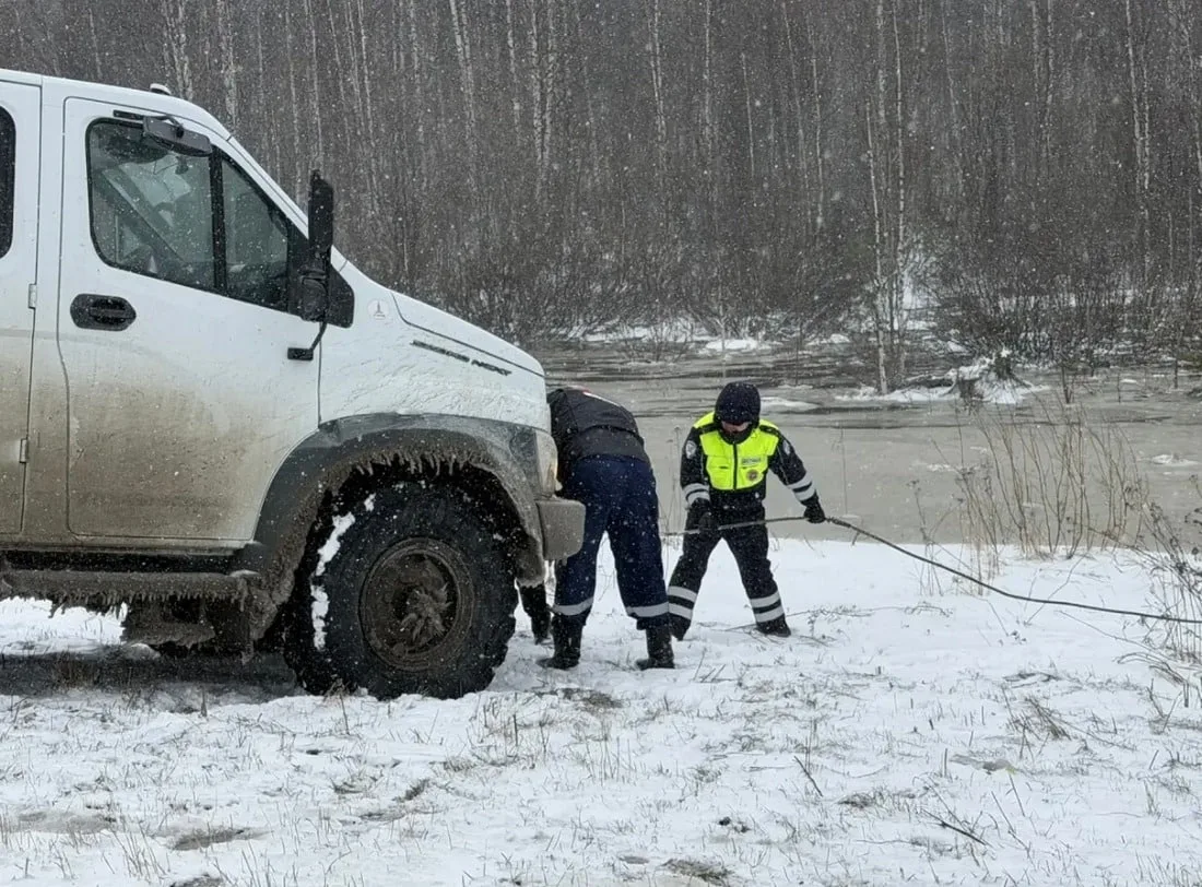 🚔 В Югре полицейские помогли водителю, съехавшему в кювет во время аномальной погоды  В Нефтеюганско