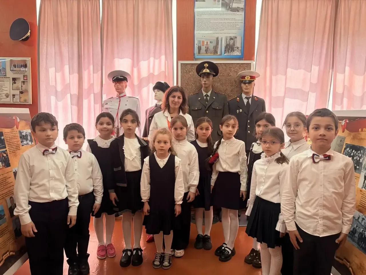 🚔 Юные лицеисты в музее полиции  🎖️ В День музеев советник директора по воспитанию лицея №1 Фарида К