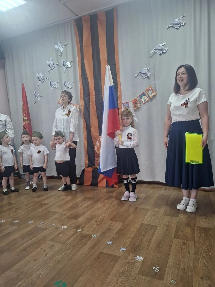 Праздничный смотр строя и песни в детском саду - это еще один способ развития патриотических чувств 