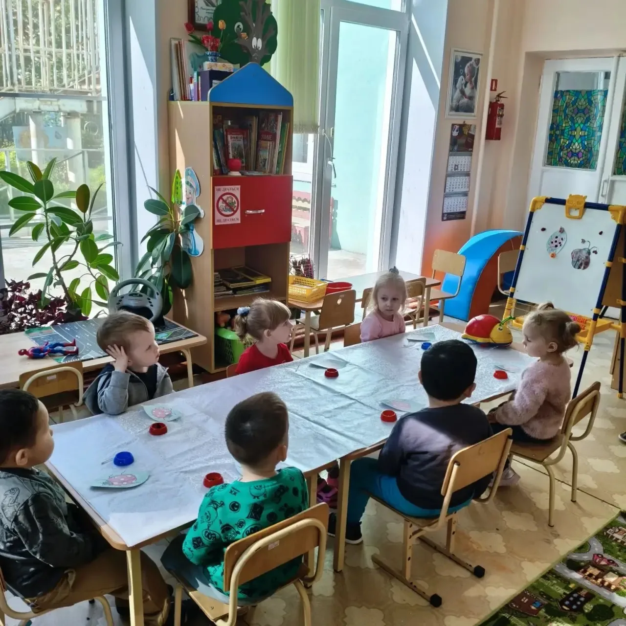 🎨 Творчество в группе #ГномикиДС18! 
Нетрадиционная техника рисования — ватные палочки и «Божья кор