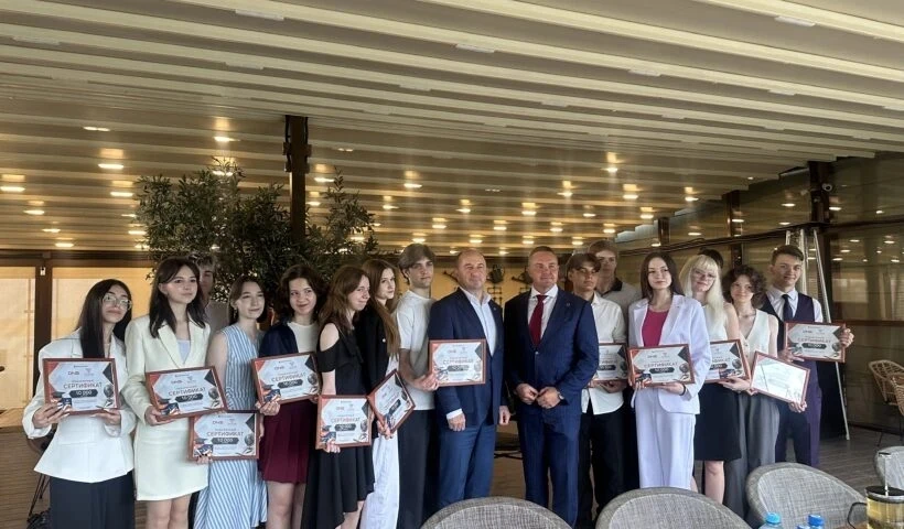🌟👩‍🎓🌟 Выпускница нашей школы Милена Аветисян, набравшая 100 баллов по русскому языку на ЕГЭ, при
