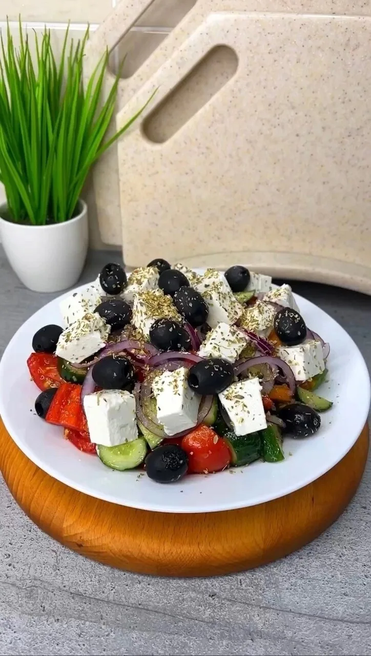ГРЕЧЕСКИЙ САЛАТ🥗

Ингредиенты:
✔ огурцы – 3 шт.
✔ помидоры черри – 8 шт.
✔ перец болгарский – 1 шт.