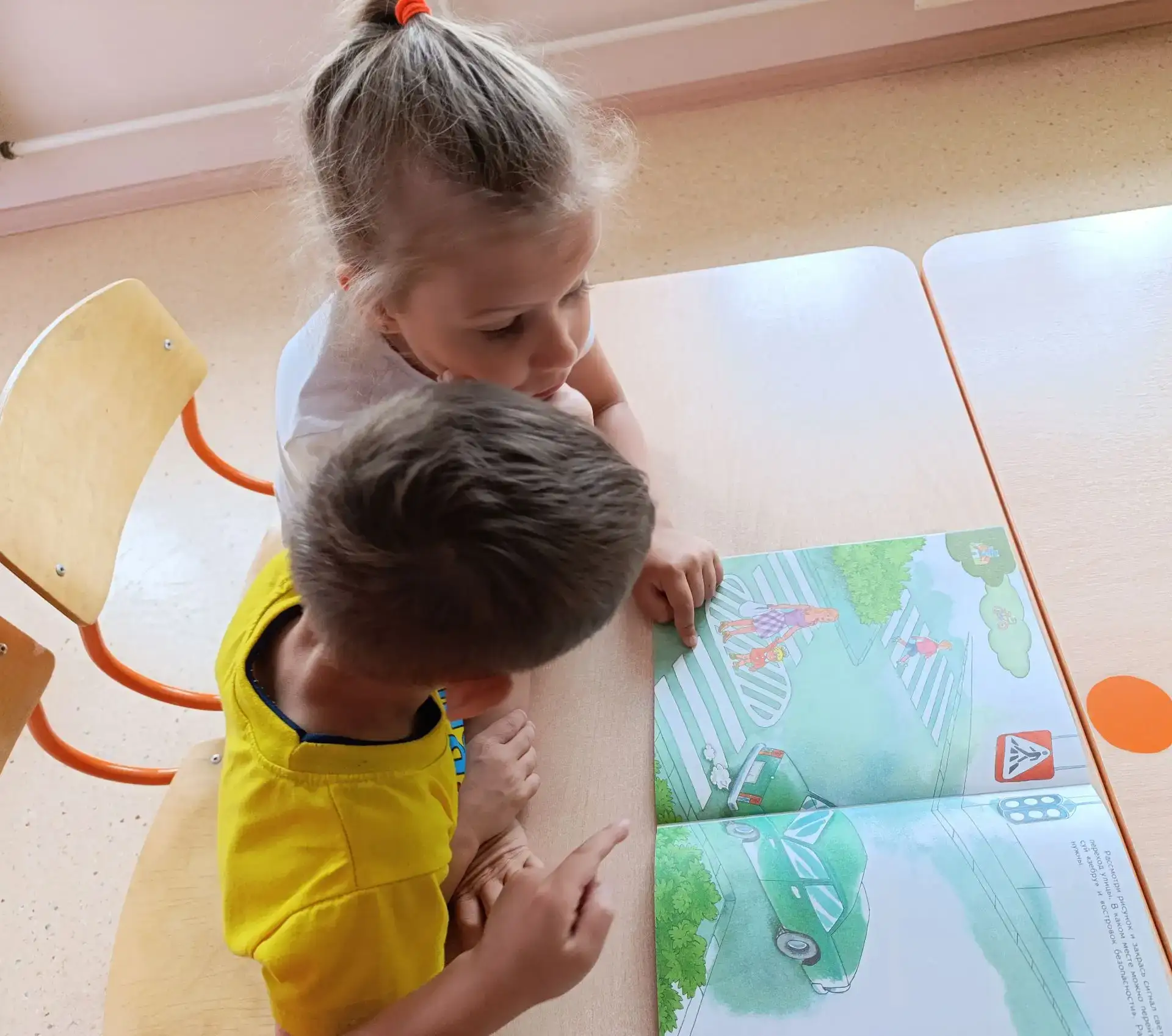 В рамках летнего образовательного проекта «Светофорик» педагог Андреева В. Г. провела с детьми групп