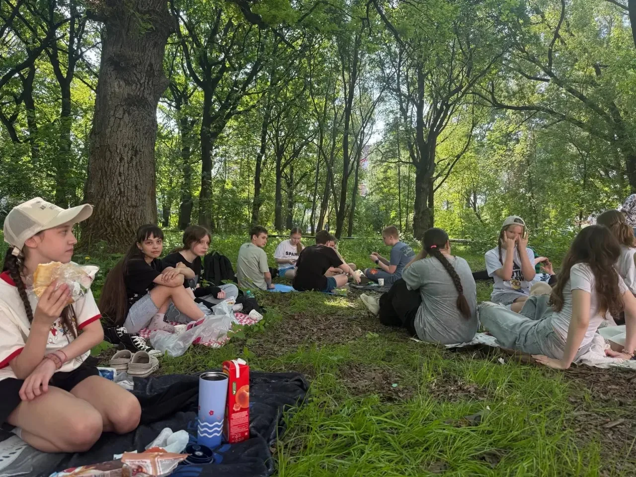 Сегодня провели замечательный пикник с 6 «В» классом в парке «Дубрава» ☀️🌿  Наш пикник под названием