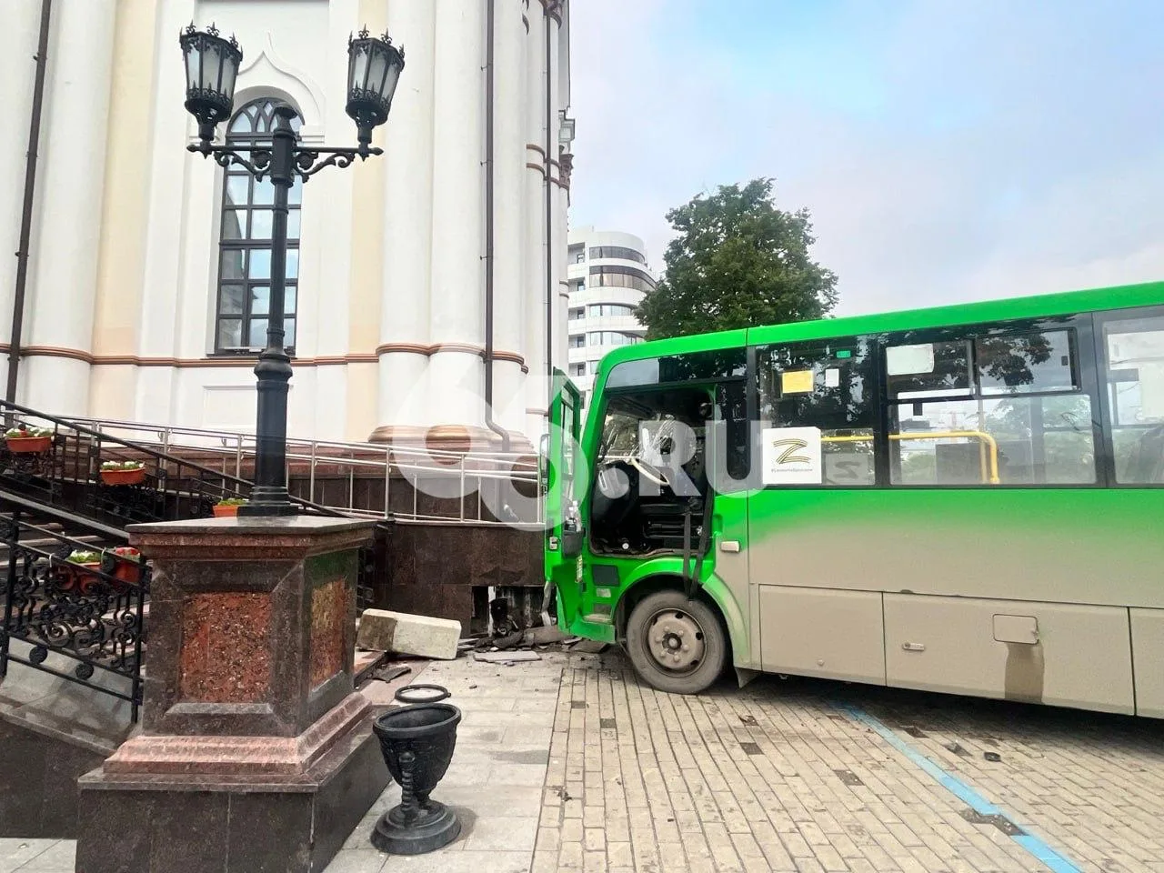 🚨 В центре Екатеринбурга автобус врезался в храм Большой Златоуст