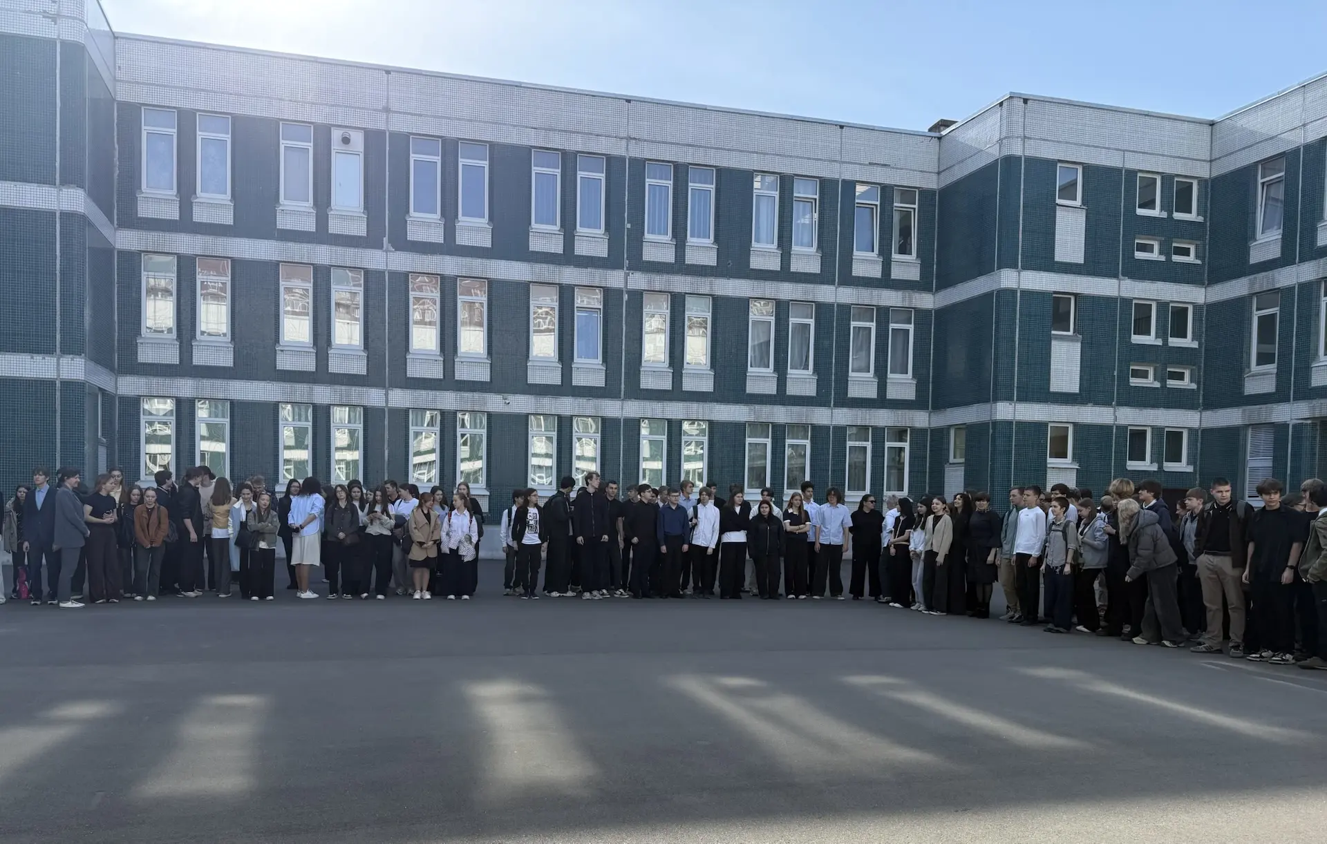 В этот солнечный понедельник в обоих корпусах нашей школы прошли торжественные линейки, приуроченные