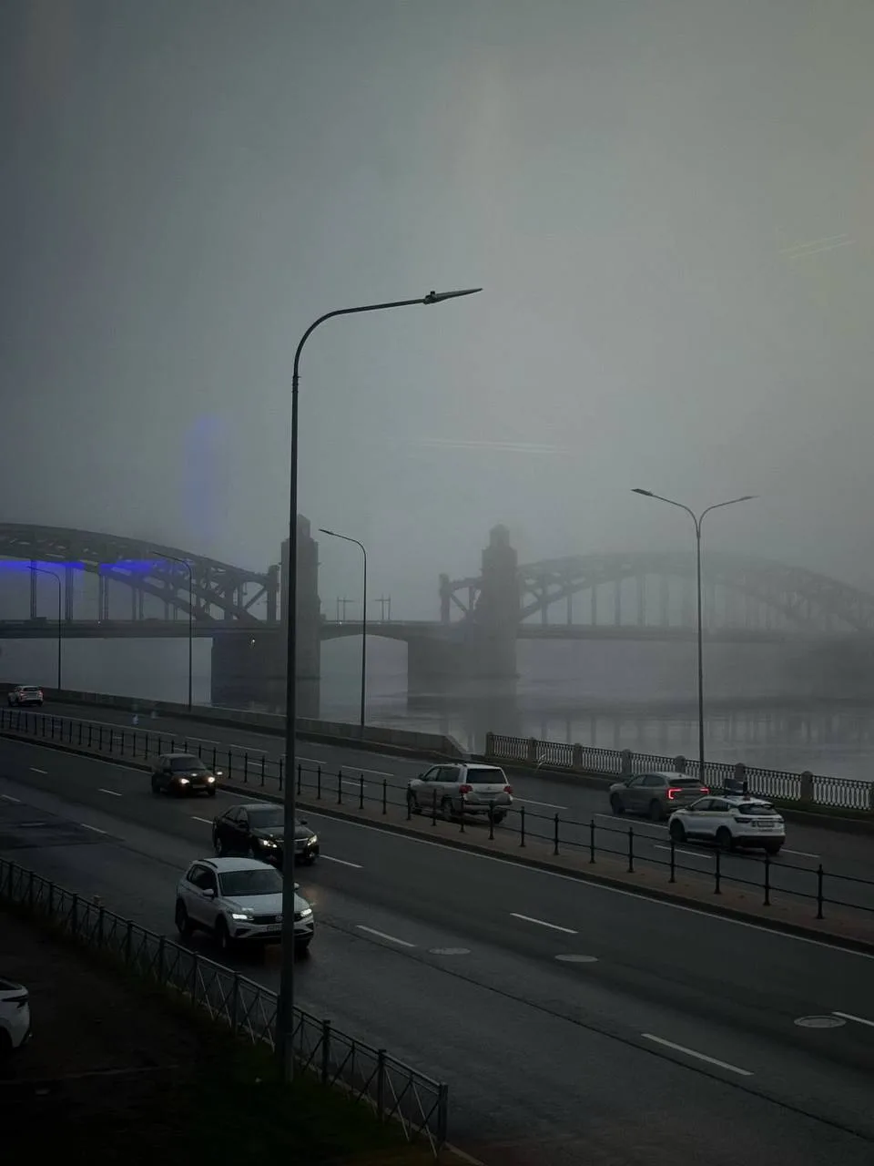 🌫️ Утро в Петербурге началось в густом тумане: знакомые улицы, мосты и набережные на в...