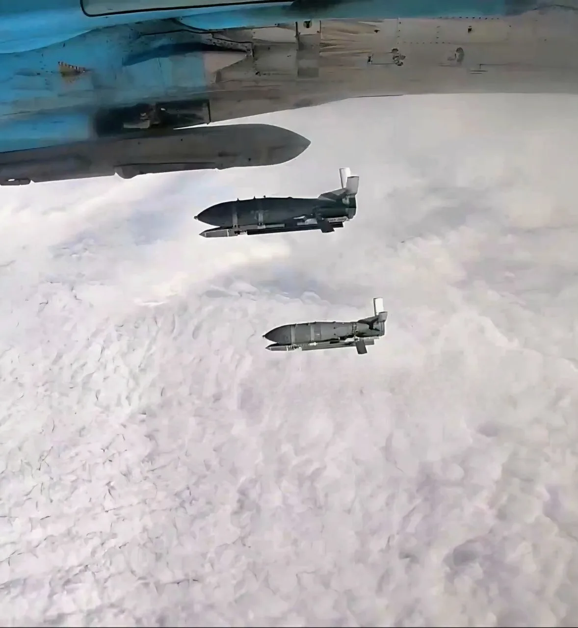 Кадры боевого вылета экипажа истребителя-бомбардировщика Су-34М с четырьмя крылатыми ав...