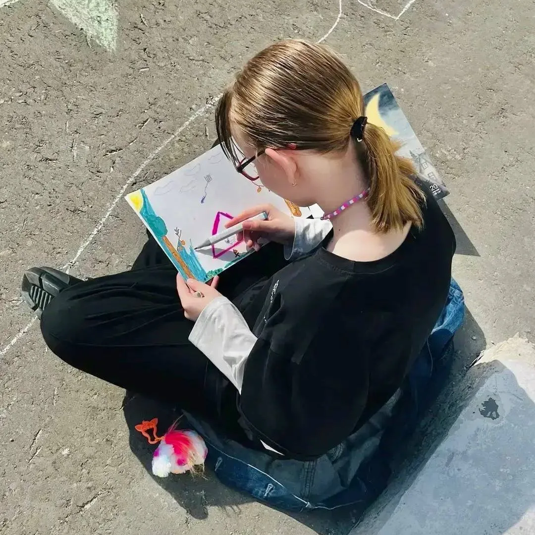 🌿 Учёба на свежем воздухе  В начальной школе прошла серия занятий на свежем воздухе. В одном классе 