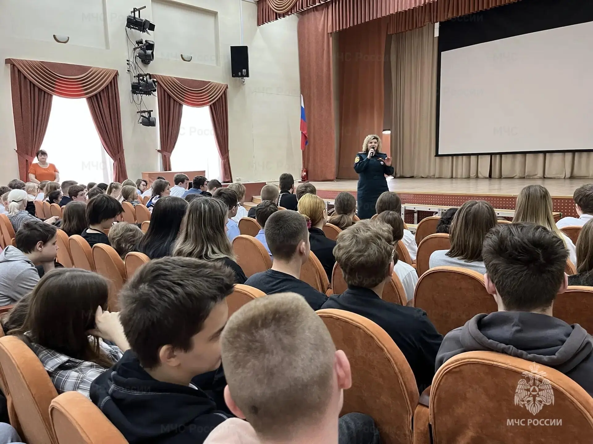 🚒 Урок пожарной безопасности прошел в 22 школе поселка Дубовая Роща  Сотрудники МЧС России совместно
