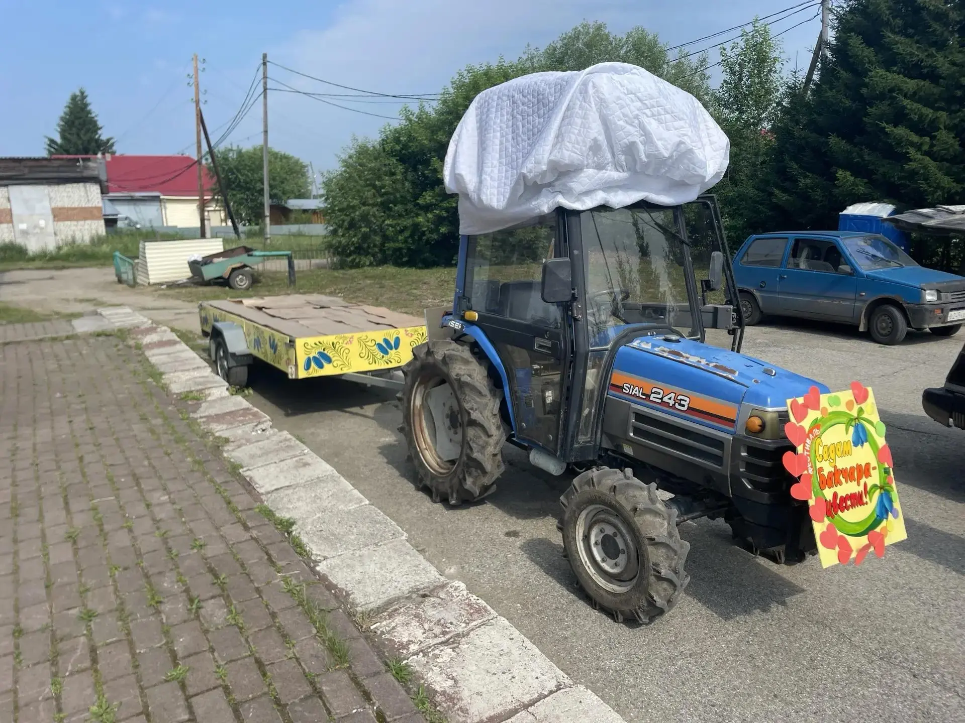 🚜✨ Педагоги нашего Центра приняли участие в оформлении трактора для торжественного выв...