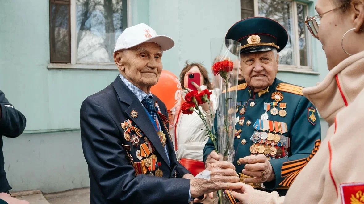 Связь, которую не разорвать🇷🇺  📌В преддверии годовщины Великой Победы Первые Школы №110 пришли поздр