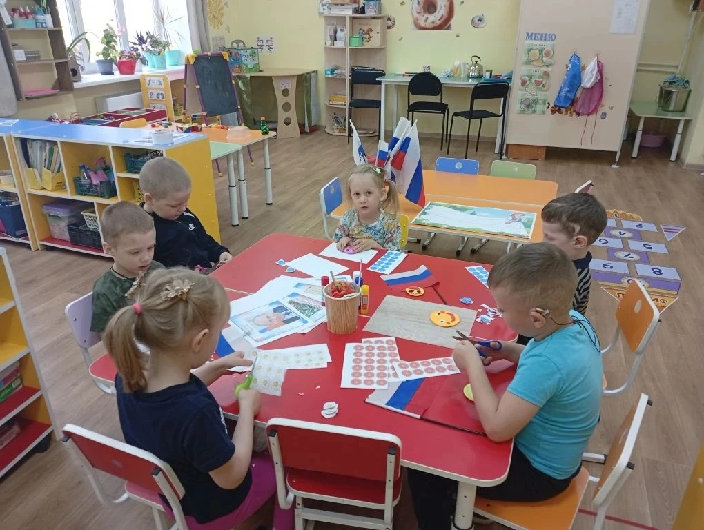 Сегодня на ул. Добрых Дел в Доме Дружбы прошли занимательные мероприятия, посвящённые Дню России! 🇷
