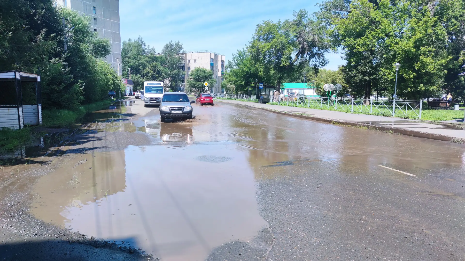 На вопрос будет ли администрация что-то делать с большой лужей на ул. Школьная в Куванд...