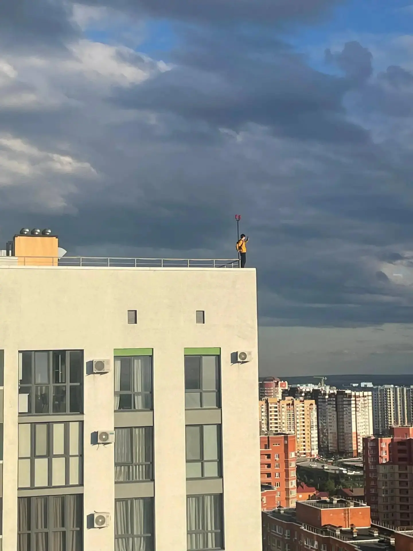 Жители дома на Поляничко в Оренбурге пишут, что дети шастают по крыше 😳