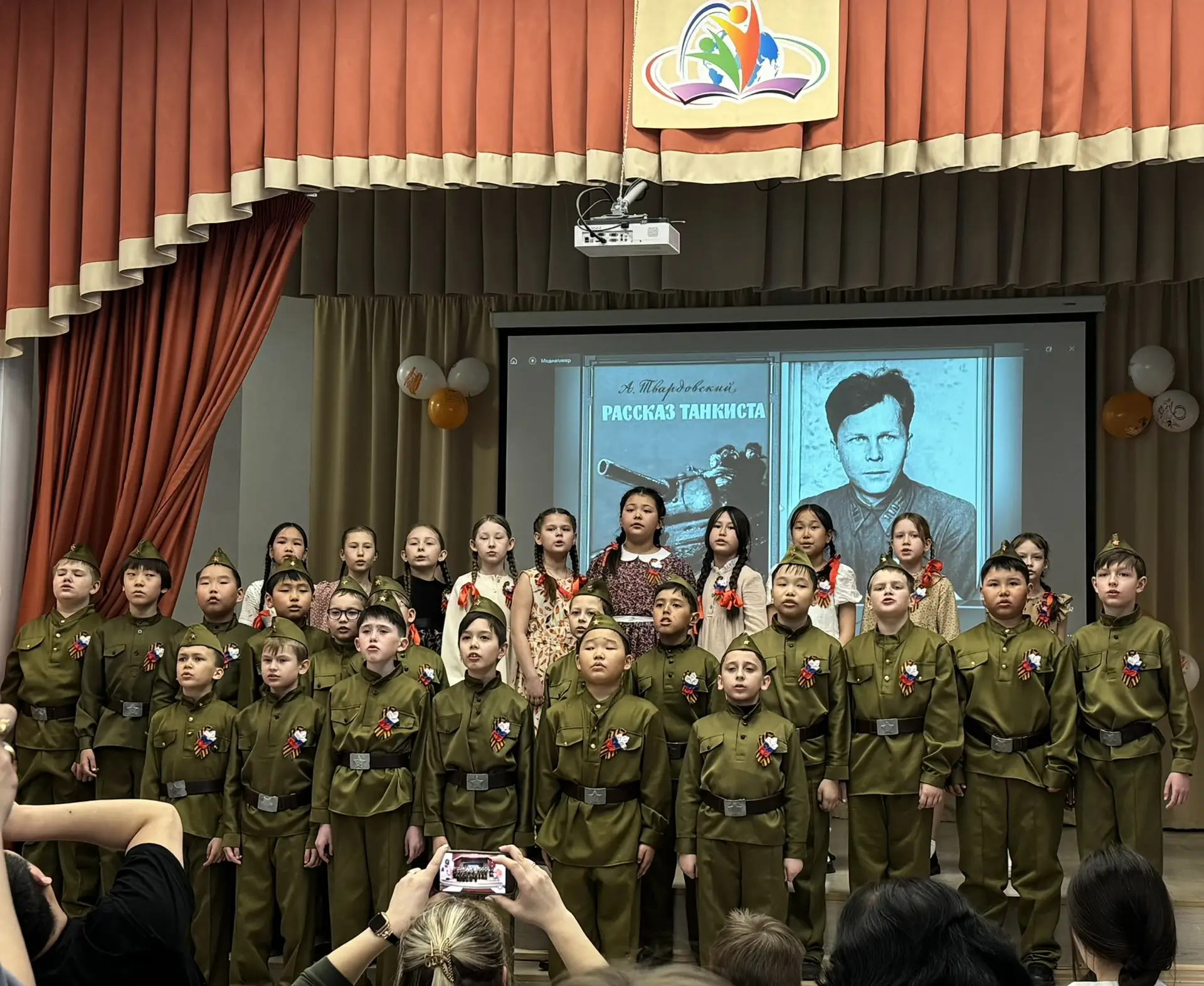🔥Сегодня в школе №13 прошел конкурс военно- патриотической песни «И всё о той весне…», посвященный 9
