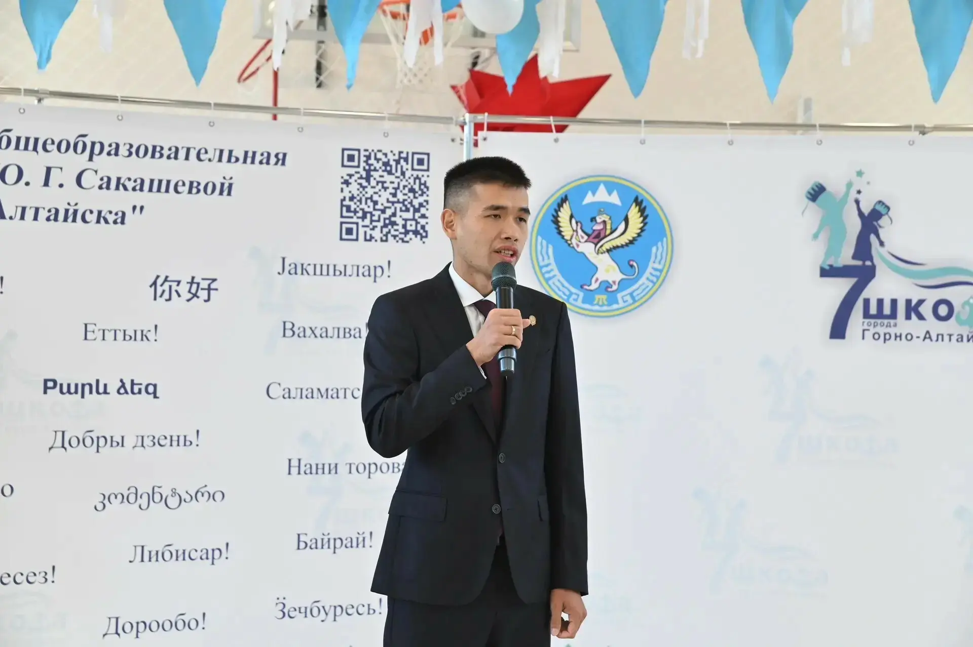 В Горно-Алтайске День знаний объединил учеников, педагогов и родителей школы №7