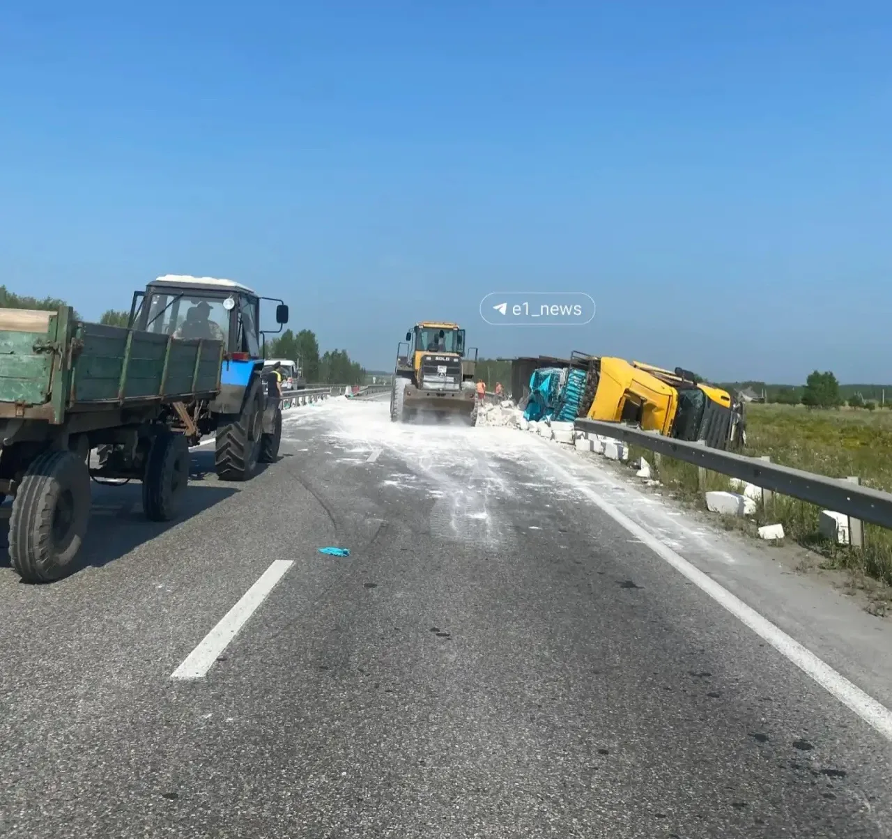 Грузовик перевернулся вместе с грузом на Тюменском тракте. 

Все случилось в районе поселка Пышма. П