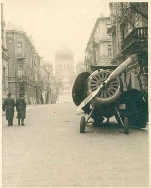 Самолет на Соборном.
