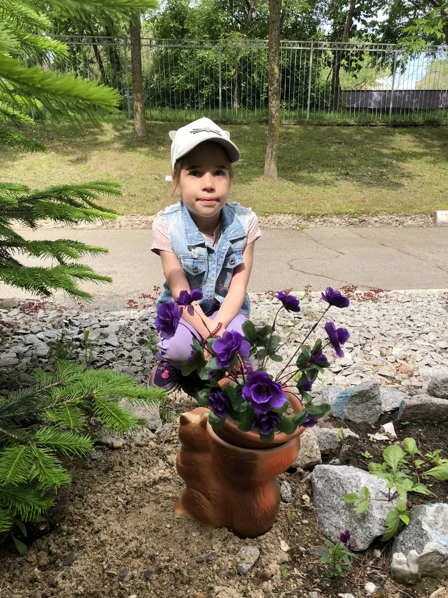Сегодня мы учились наблюдать за цветами 🌸👀
Поставили одну веточку в стакан с водой, другую оставил