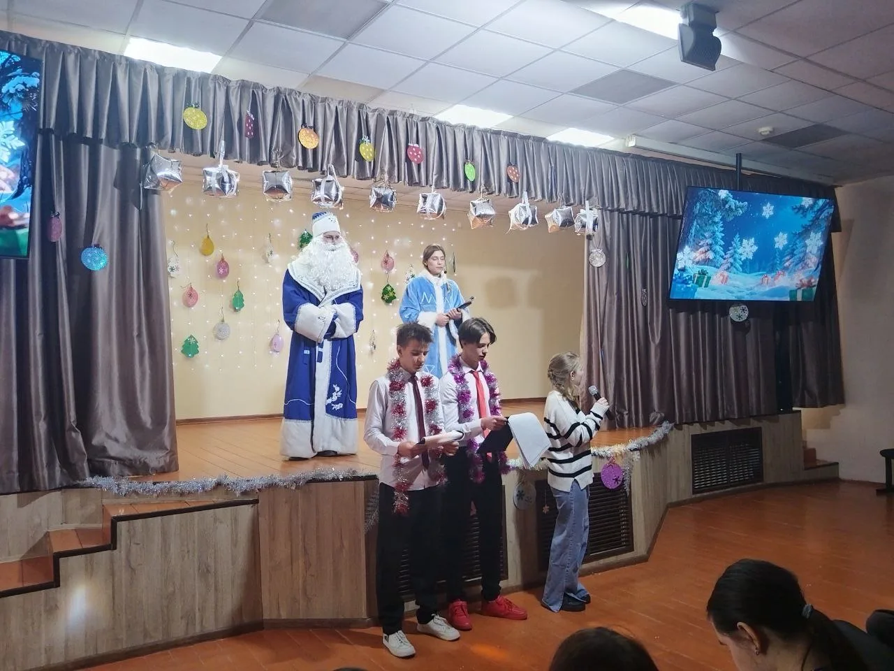 🎉✨ Новогодние мероприятия в Еткульской школе: Новый год шагает по планете 🎭🌟  На прошлой неделе в Ет