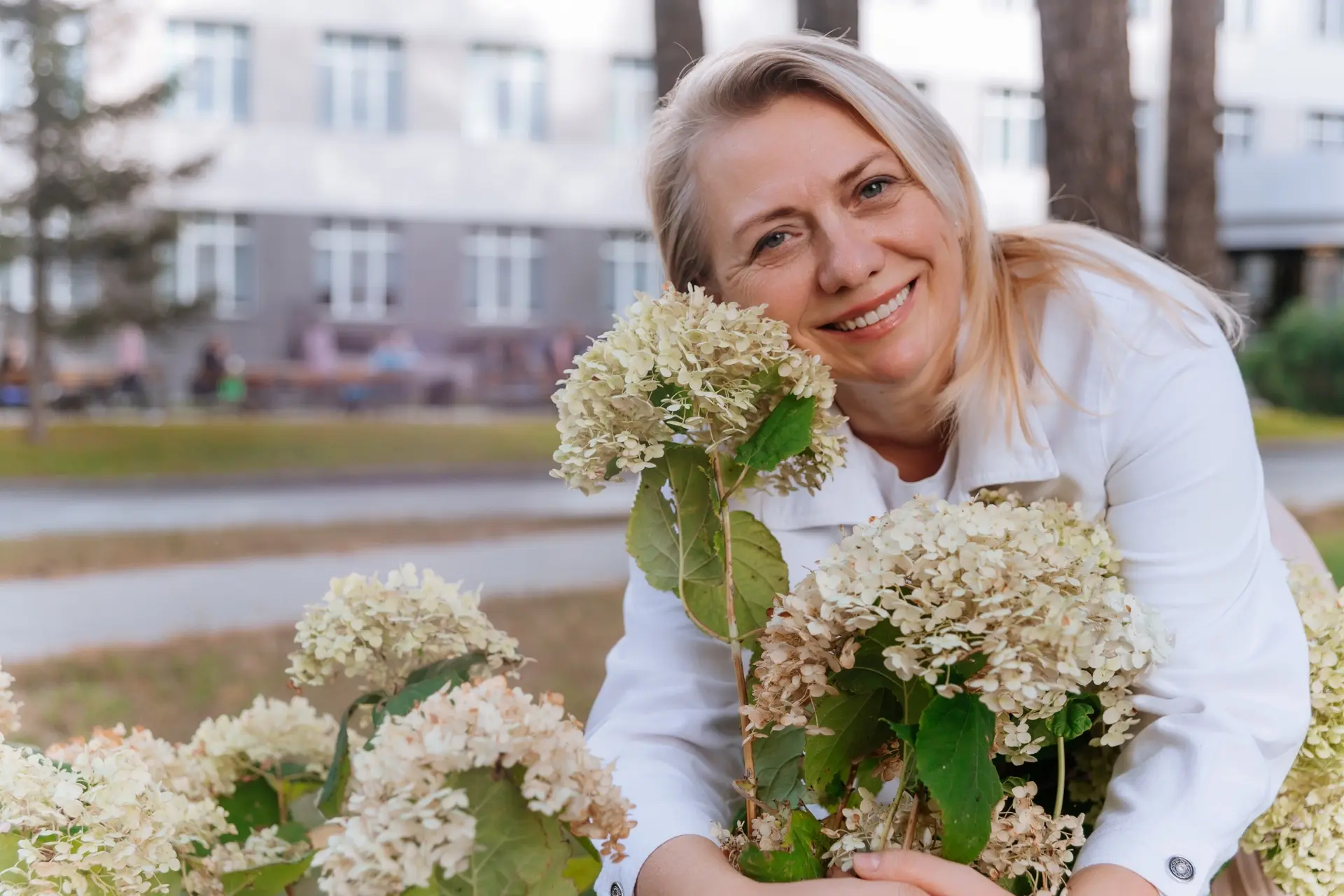 Краски лета – в нежных женских руках

Озеленитель Марина Васильевна Ломакина всего второй год трудит
