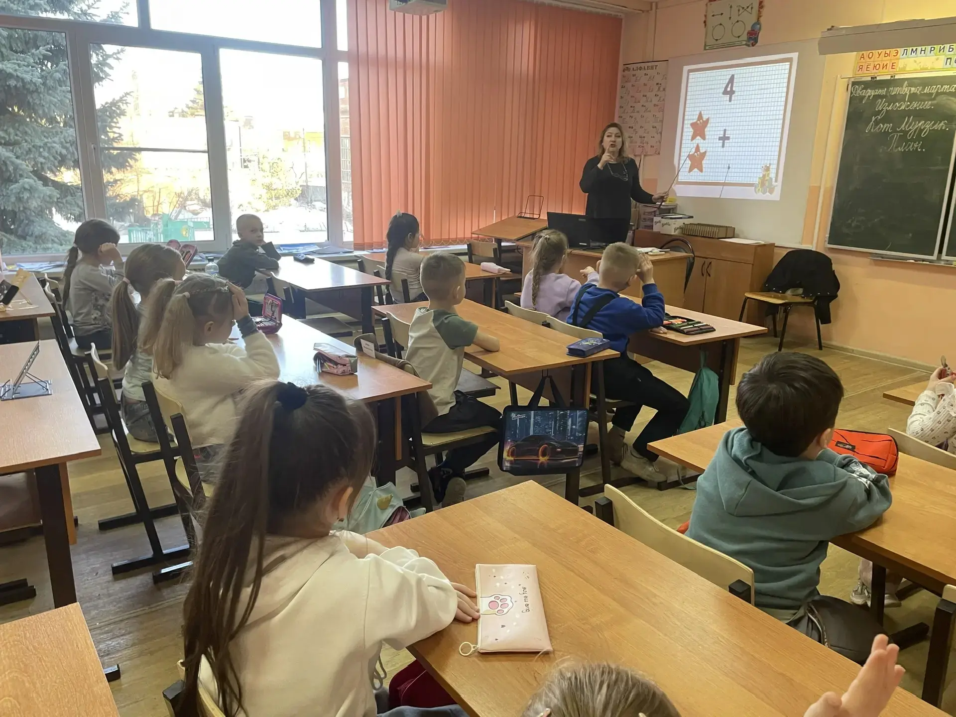 Продолжаются занятия в Школе будущего первоклассника. Сегодня на "Весёлой математике" ребята знакоми