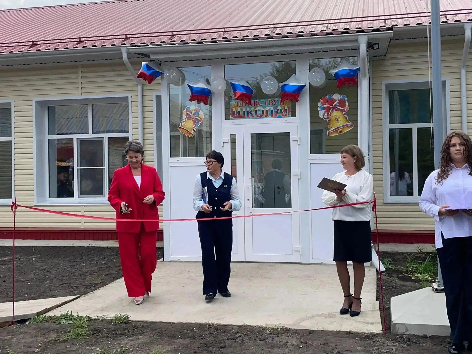Главное здание Боровской основной общеобразовательной школы Крутихинского района Алтайс...