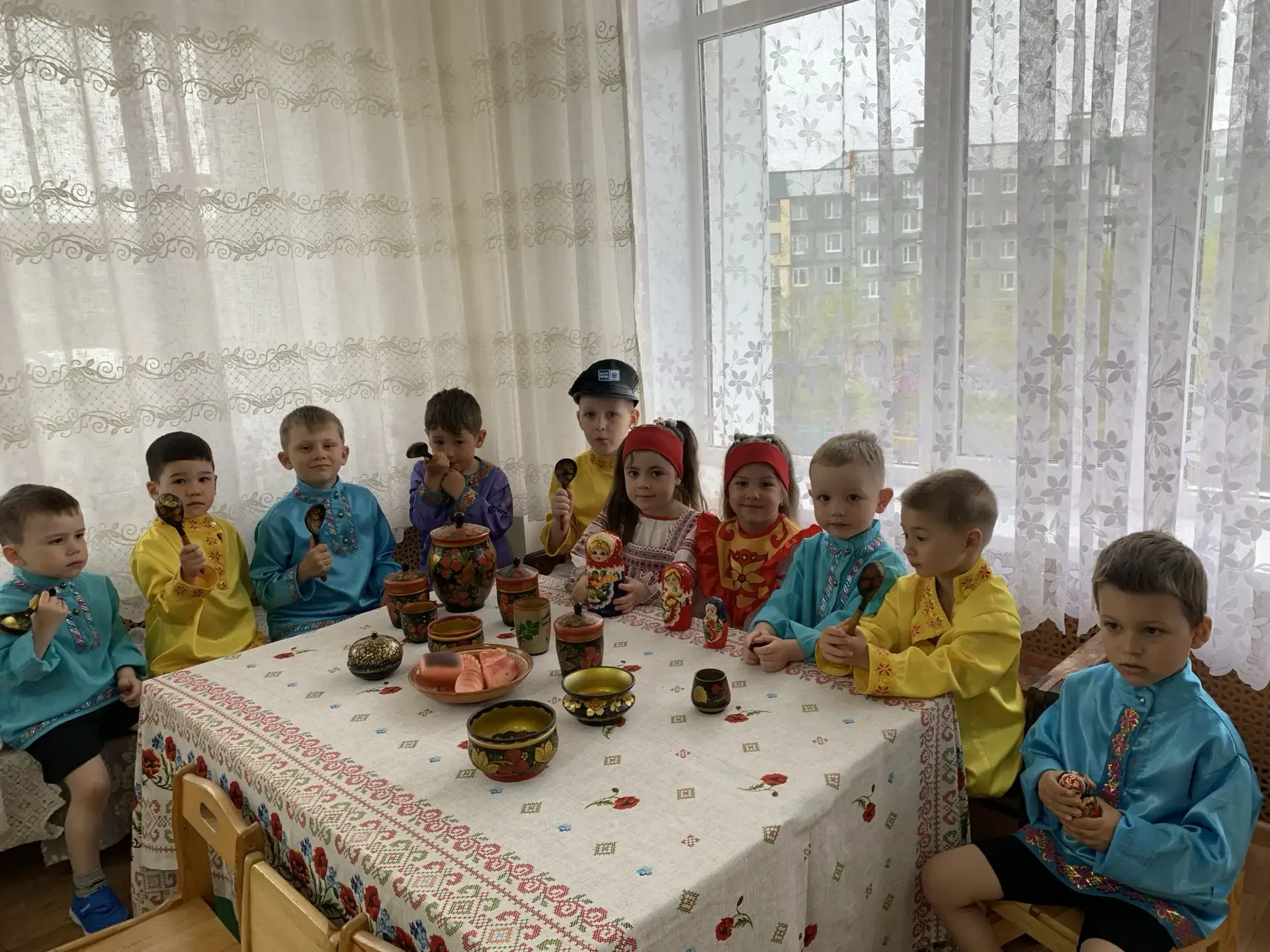 «Старина ты, старина,
Как же людям ты нужна!
И про нашу старину,
Я рассказывать начну.
Чтобы дети зн