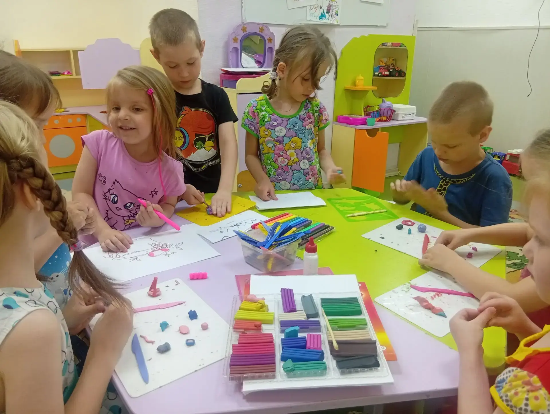 �� А пластилина много не бывает!   Наши ребята сегодня увлечённо лепили по замыслу. 

Каждый придума