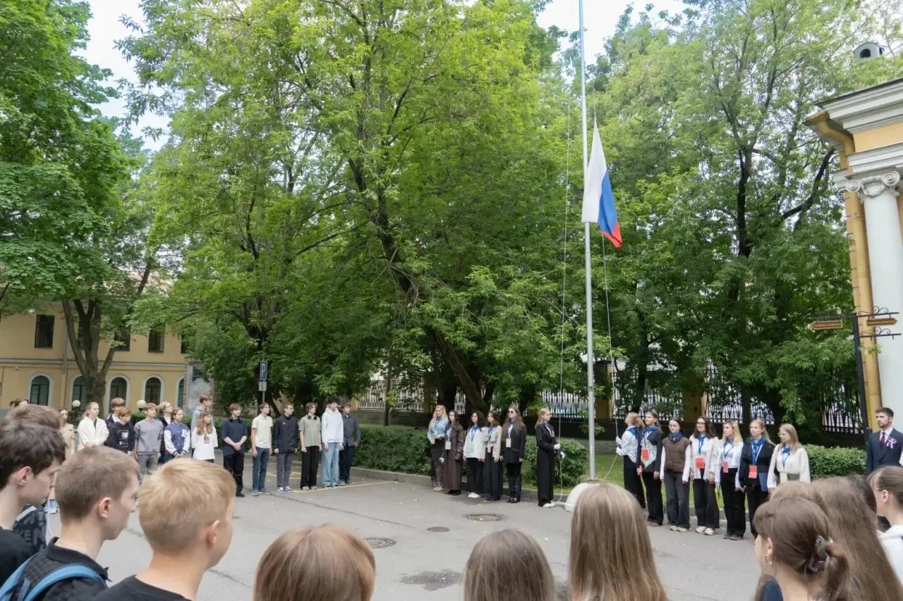 В РГПУ им. А. И. Герцена прошла церемония поднятия флага России