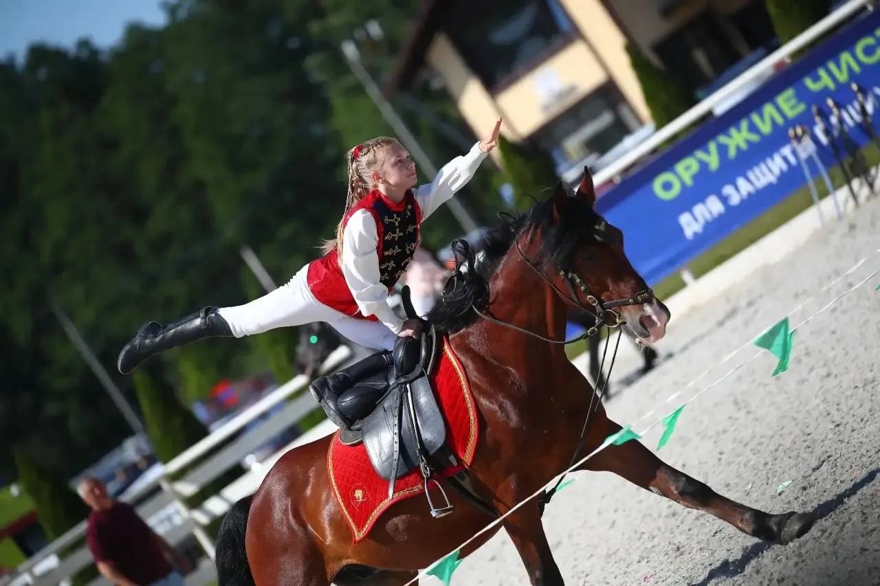 🏇В щёлковском конно-спортивном комплексе «Звёздный» прошел чемпионат мира по джигитовке

В турнире 