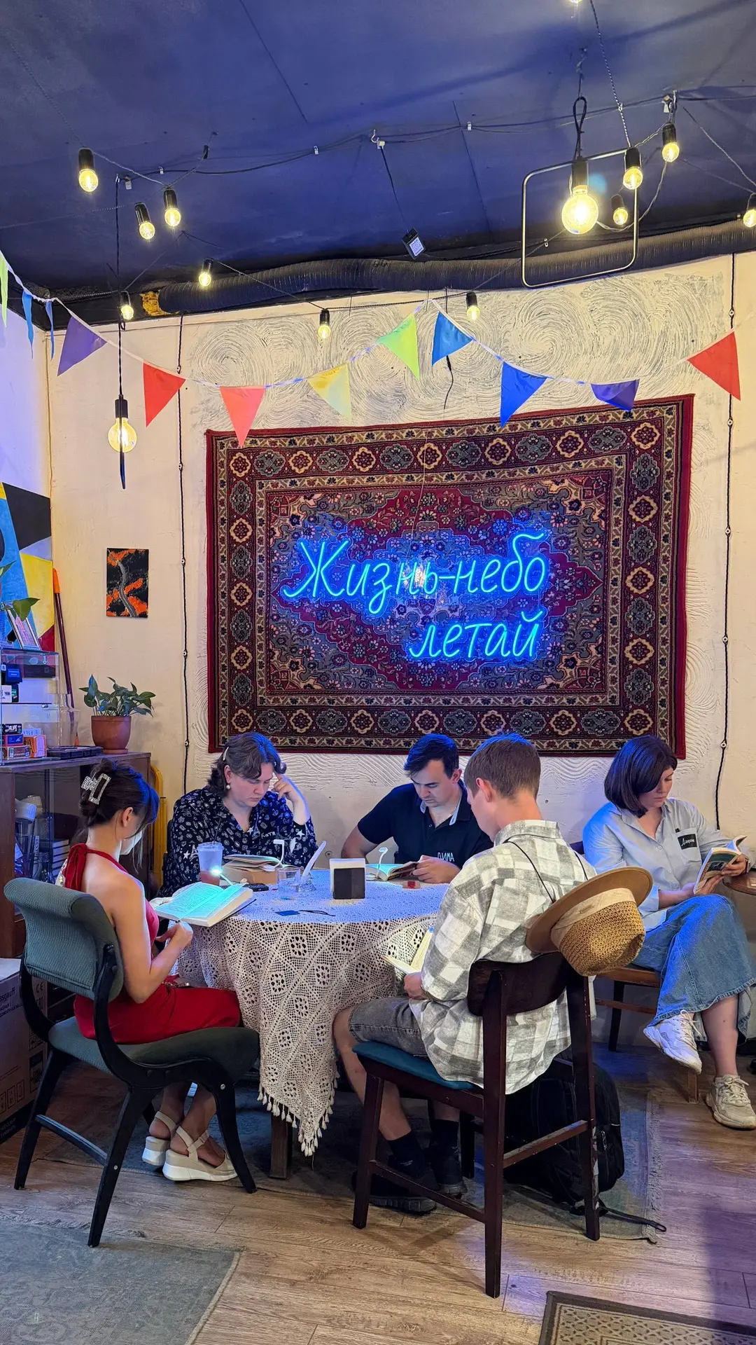 нет ничего эстетичнее, чем смотреть на фотографии читающих людей